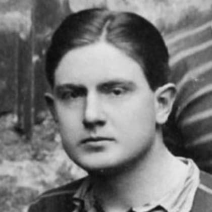 Reginald Hands, soldado sudafricano, que murió en la Primera Guerra Mundial y que suscitó que su padre, el alcalde de Ciudad del Cabo, decretara tres minutos de silencio después del mediodía para recordarlo a él y a los demás muertos en esa contienda bélica