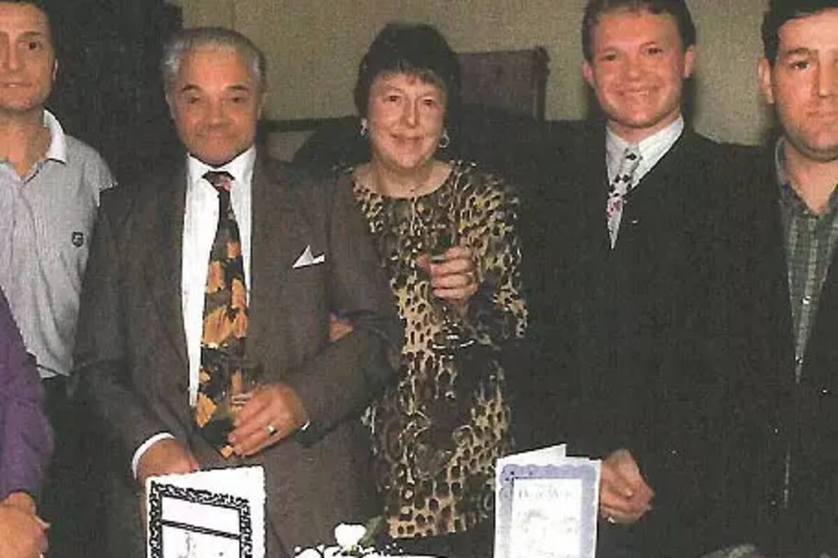 Reginald y Maureen junto a sus hijos e hijastros: una tormenta se desató por el testamento