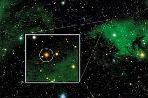 Región de Cygnus-X en las cercanías de la asociación Cygnus OB2. 2MASS J20395358+4222505 es la estrella enmarcada por encima de la nube de gas ionizado (en verde en la imagen) y que se puede ver en la imagen ampliada