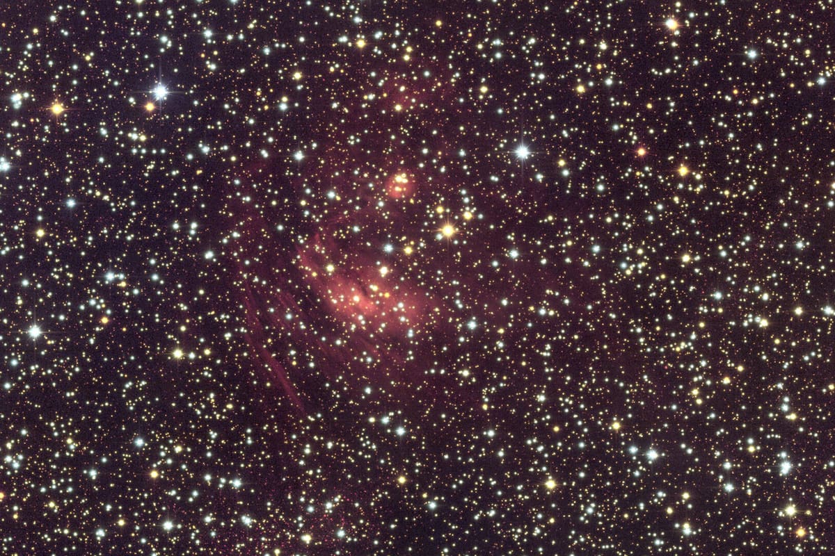 Vista detallada del centro de la galaxia captada por Euclid, con millones de estrellas y regiones de gas y polvo interestelar