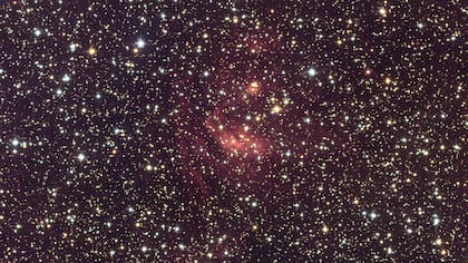 Región del centro de la galaxia donde se observan nubes de gas y polvo interestelar iluminadas entre miles de estrellas
