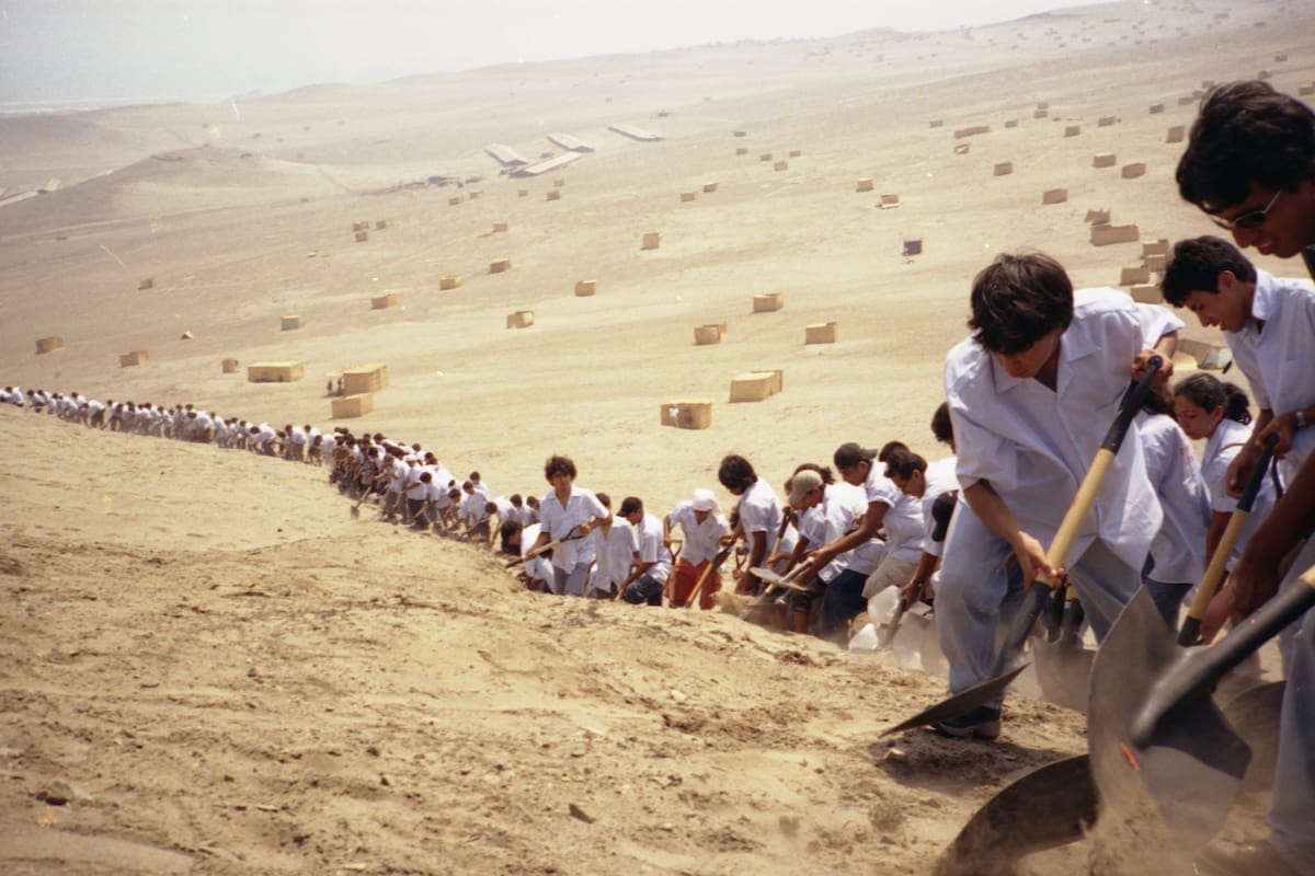 Registro de la acción "Cuando la fe mueve montañas", impulsada por Francis Alÿs en Lima en 2002