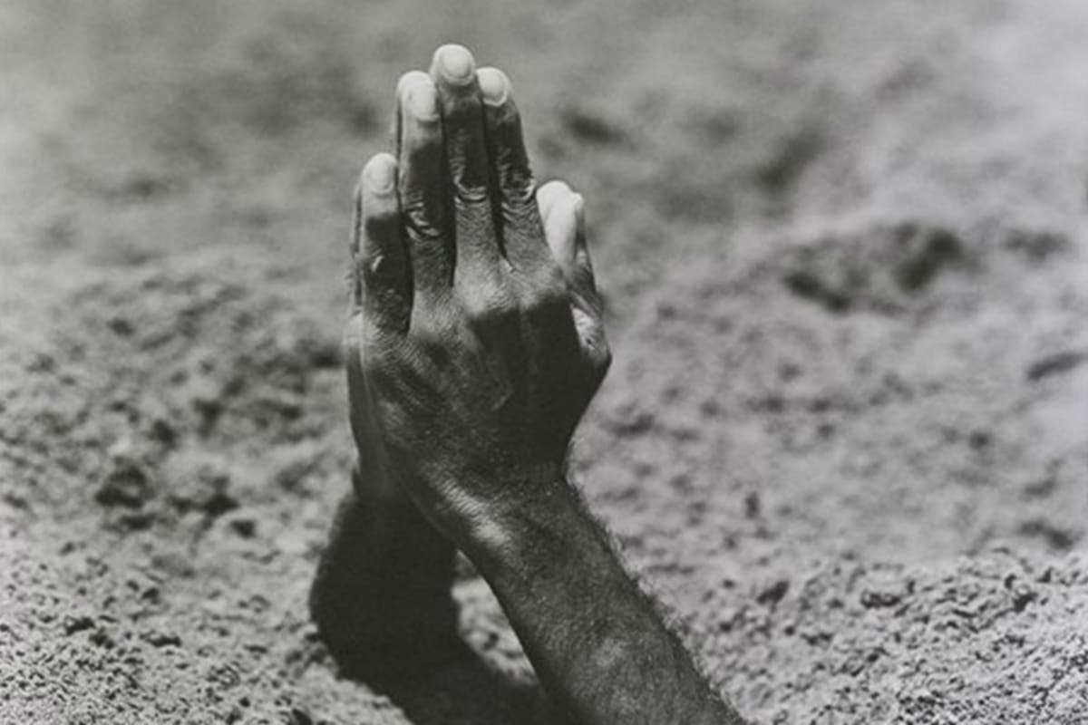 Registro de Madre (2000), una performance presentada por Maurizio Cattelan en 1999 en la Bienal de Venecia, exhibido en 2016 en Fundación Proa. Un faquir era enterrado en la arena y sólo quedaban fuera sus manos unidas