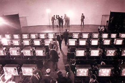 Registro de "Simultaneidad en simultaneidad", de Marta Minujín, en el Instituto Torcuato Di Tella (1966)