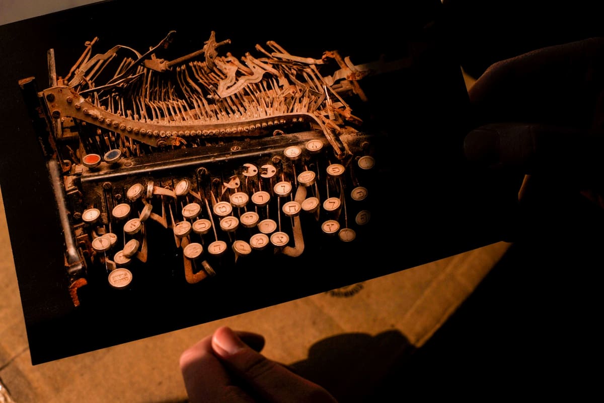 Registro de una máquina hallada luego del atentando a la AMIA, por RES y Leo Vaca, en la muestra del Museo Judío