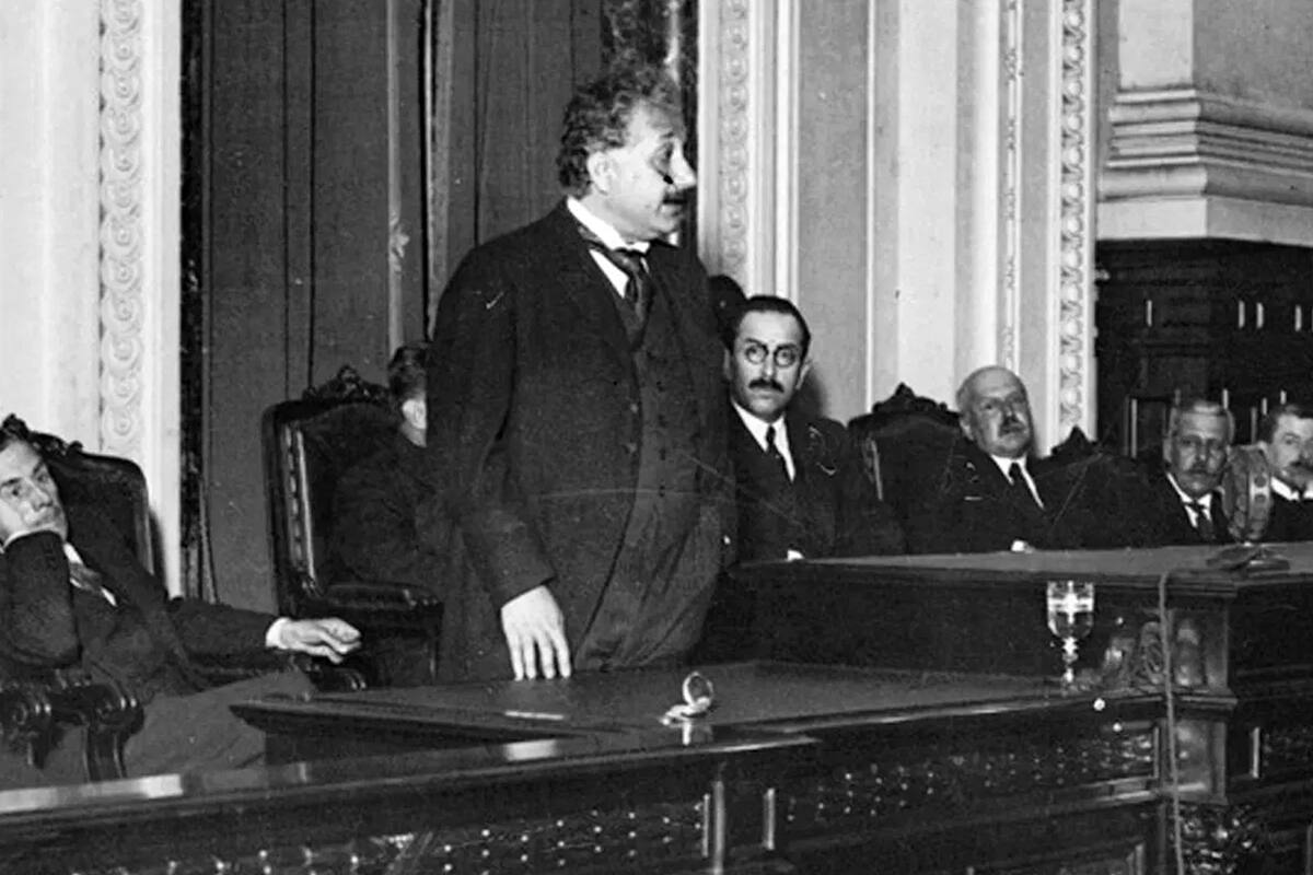 Registro histórico de la visita del físico Albert Einstein en el Aula Magna del Colegio Nacional de Buenos Aires, en 1925