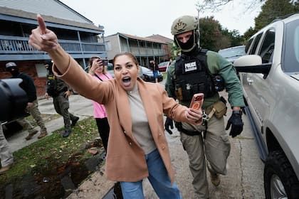 Registros vistos por AP revelan vigilancia en línea y arrestos en redada migratoria en Nueva Orleans