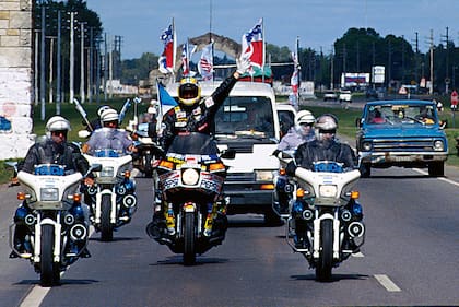 Regresó a Buenos Aires el 2 de abril de 1995 e ingresó por la Av. 9 de Julio escoltado por la policía y un séquito de motos, camiones, taxis y colectivos hasta el Obelisco, donde se dio por finalizado su viaje