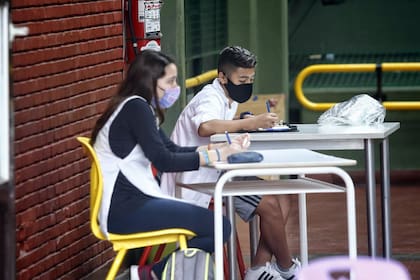 Hubo entusiasmo en la vuelta a clases de los chicos de séptimo grado en la escuela Niñas de Ayohuma