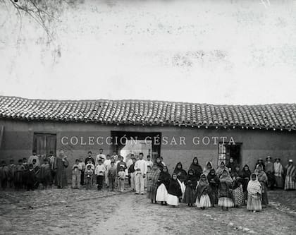 Regreso de misa a la misión de San Miguel de Itau.