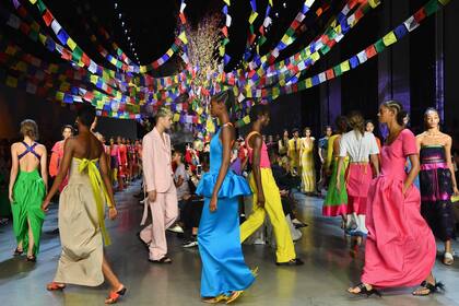 Regresos, debuts, homenajes y aniversarios en una pasarela cada vez más diversa y que siempre marca las tendencias de la temporada. En la foto, el desfile de Prabal Gurung