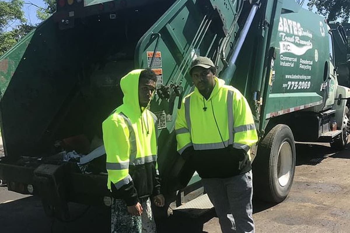 Rehan Staton (izquierda), luego de una vida llena de dificultades, encontró en su trabajo compañeros que lo apoyaron para que continuara estudiando y así logró llegar a postularse para la prestigiosa universidad