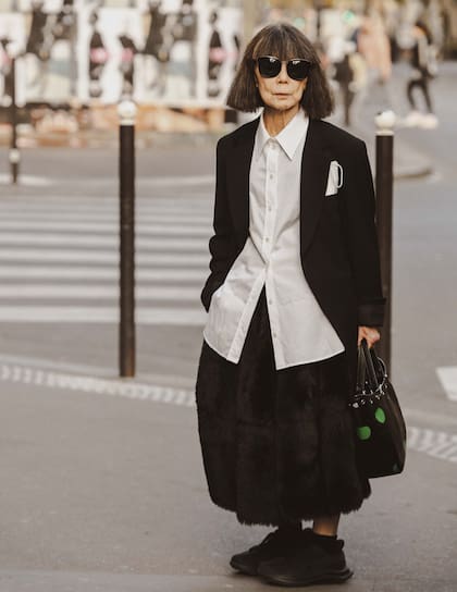 Rei Kawakubo fundó Comme des Garçons con la premisa de cuestionar los cánones de género, belleza y costura. Alérgica a las convenciones y con colecciones más cercanas a la teoría que a las tendencias, rara vez explica su trabajo.