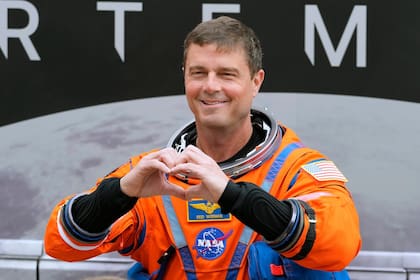 Reid Wiseman, comandante de la misión, formó un corazón con sus manos antes de dirigirse a la plataforma de lanzamiento