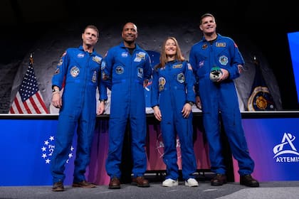 Reid Wiseman, Victor Glover, and Christina Koch y Jeremy Hansen tras su regreso a la Tierra