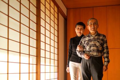 Reiko, a la izquierda, y Takahiro Okada en la casa que están vendiendo