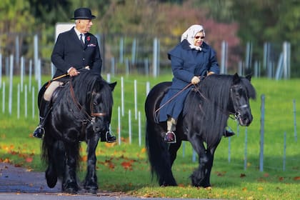 La Reina fue fotografiada cabalgando sobre un pony Fell negro por los jardines de Windsor junto a Terry Pendry, su fiel caballerizo.