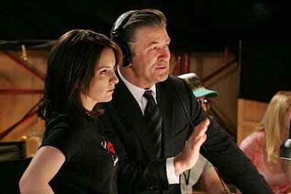 Reina de la TV: Tina Fey con Alec Baldwin en la serie <I>30 Rock</I>