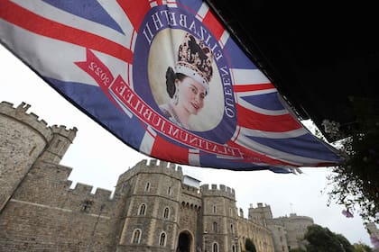 La bandera británica con la imagen de Isabel II flamea junto al Palacio de Windsor