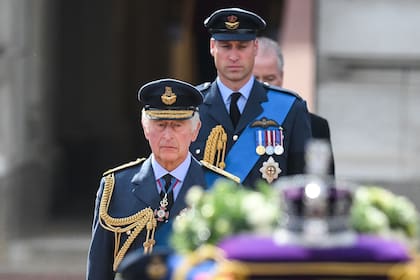 El rey Carlos III de Gran Bretaña y el príncipe Guillermo, príncipe de Gales de Gran Bretaña, caminan detrás del ataúd de la reina Isabel II, el 14 de septiembre de 2022