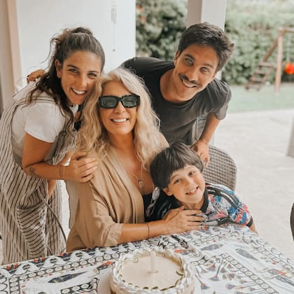 Reina Reech junto a sus hijos Juana Repetto y Bautista Lena y su nieto mayor Toribio (Foto: Instagram @reynareechok)