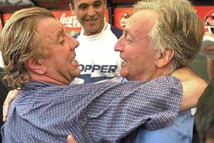 En 2001, como presidente de Racing, Marín le dio a la Academia un título después de 35 años de sequía: el festejo con el DT, Mostaza Merlo