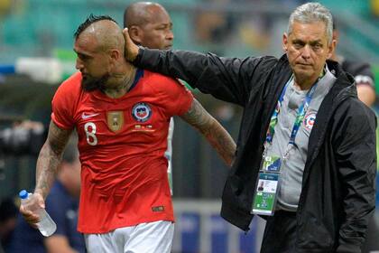 Reinaldo Rueda y Arturo Vidal, durante uno de los partidos del seleccionado chileno. Ayer, el DT colombiano se despidió del equipo trasandino y hoy se anunció su llegada a Colombia.