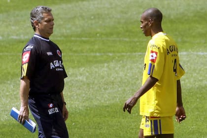 Reinaldo Rueda, con Luis Amaranto Perea (ex defensor de Boca), durante su primer ciclo como entrenador del seleccionado colombiano. Asumió en 2004, cuando el equipo necesitaba puntos (como ahora) y estuvo muy cerca de llevarlo al repechaje rumbo al Mundial de Alemania 2006.