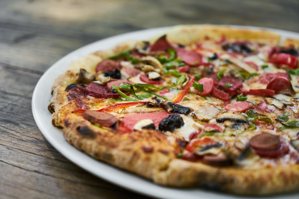 Reinas del delivery por excelencia, las pizzas y empanadas siguen innovando para no perder su puesto en el podio