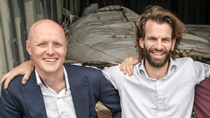 Reinhardt Smit (izq.) y Joost de Kluijver son los fundadores de Closing the Loop founders