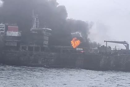 Reino Unido se prepara para el impacto ambiental mientras barcos accidentados arden en mar del Norte