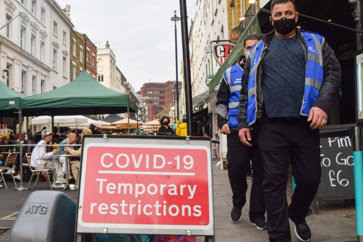 Reino Unido se prepara para la reapertura, pero una variante del virus pone en riesgo sus planes.