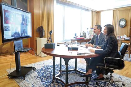Letizia y Felipe, durante una de las tantas videoconferencias que mantienen desde el palacio de La Zarzuela. Dan aliento y apoyo a su pueblo y a sus líderes.
