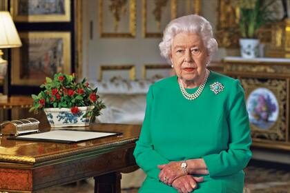 El 5, la reina Isabel pronunció un histórico discurso desde el Drawing Room del castillo de Windsor, que ahora se ilumina de azul para homenajear a quienes batallan en primera línea contra el virus.