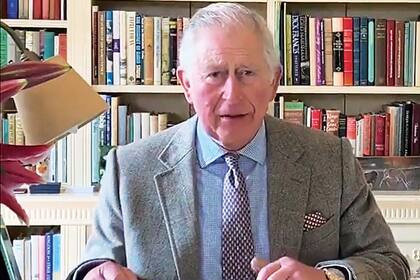 Como patrono de la organización benéfica Age UK, el príncipe Carlos dio un discurso la semana pasada que se difundió por redes sociales. Desde el escritorio de Birkhall, su residencia en Escocia, llevó calma y expresó que ya se encuentra recuperado.