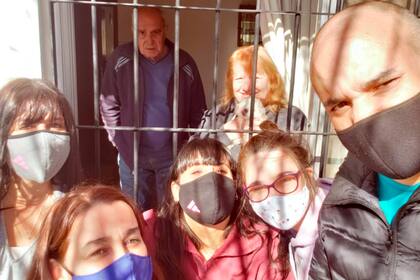 Reja por medio, los nietos sorprendieron a Herminia por su cumpleaños y le regalaron un caniche toy.