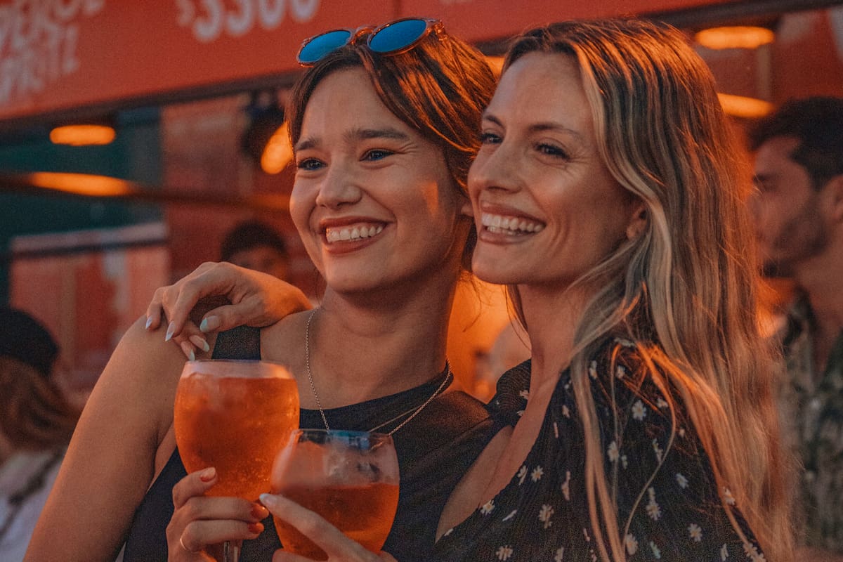 Relajadas. La actriz Manu Viale y la cantante Melina Lezcano no se quisieron perder el Primavera Sound y se las vio muy compinches disfrutando de unos tragos, entre show y show