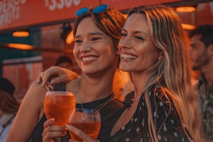 Relajadas. La actriz Manu Viale y la cantante Melina Lezcano no se quisieron perder el Primavera Sound y se las vio muy compinches disfrutando de unos tragos, entre show y show