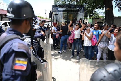 Familiares de reclusos se manifiestan afuera de la prisión de Tocorón un día después de que las autoridades tomaron el control de la prisión, estado de Aragua, Venezuela