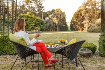 Relax con vista al extenso parque de la hostería