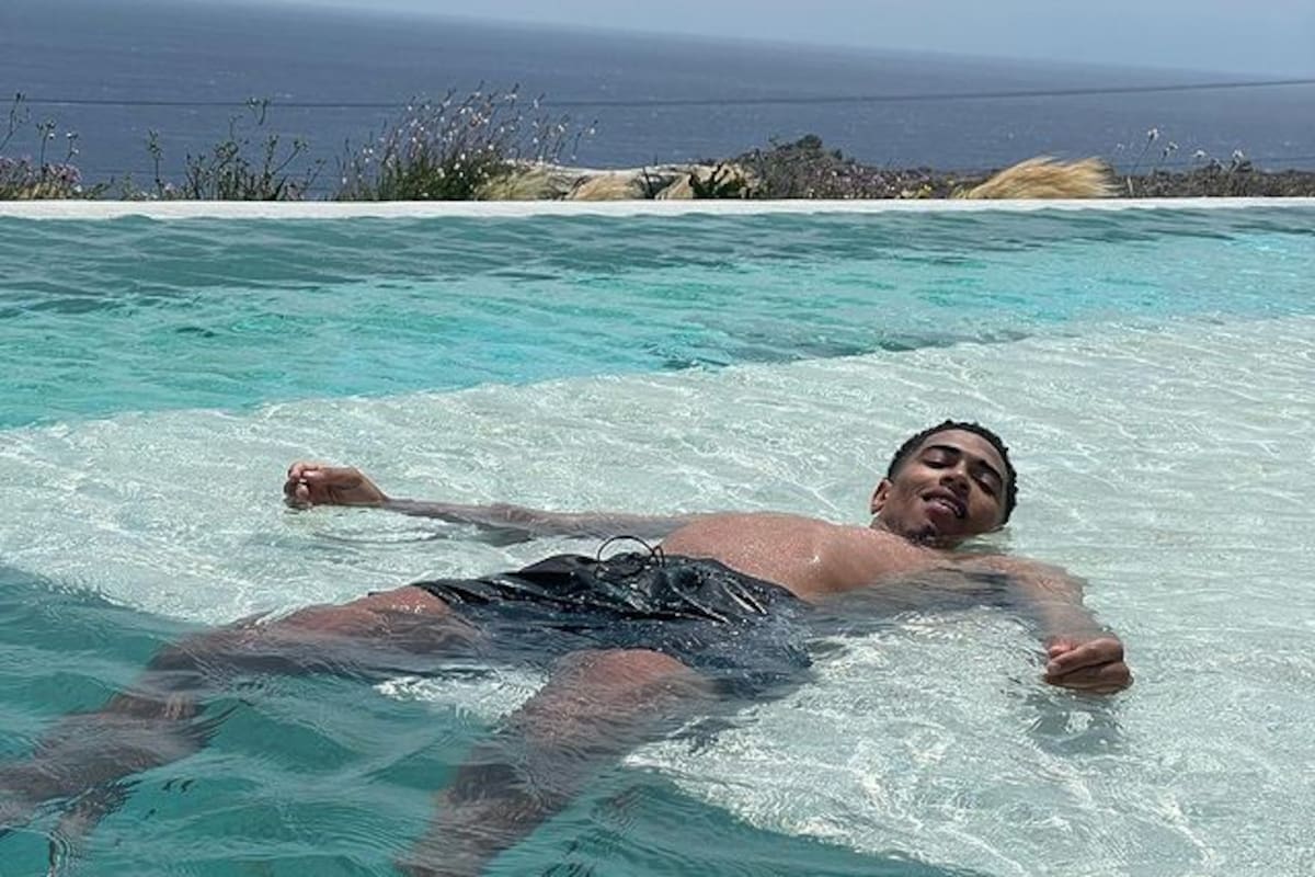 Relax: el jugador inglés se relaja en una pileta antes de firmar con Real Madrid, su nuevo club, un contrato por seis temporadas