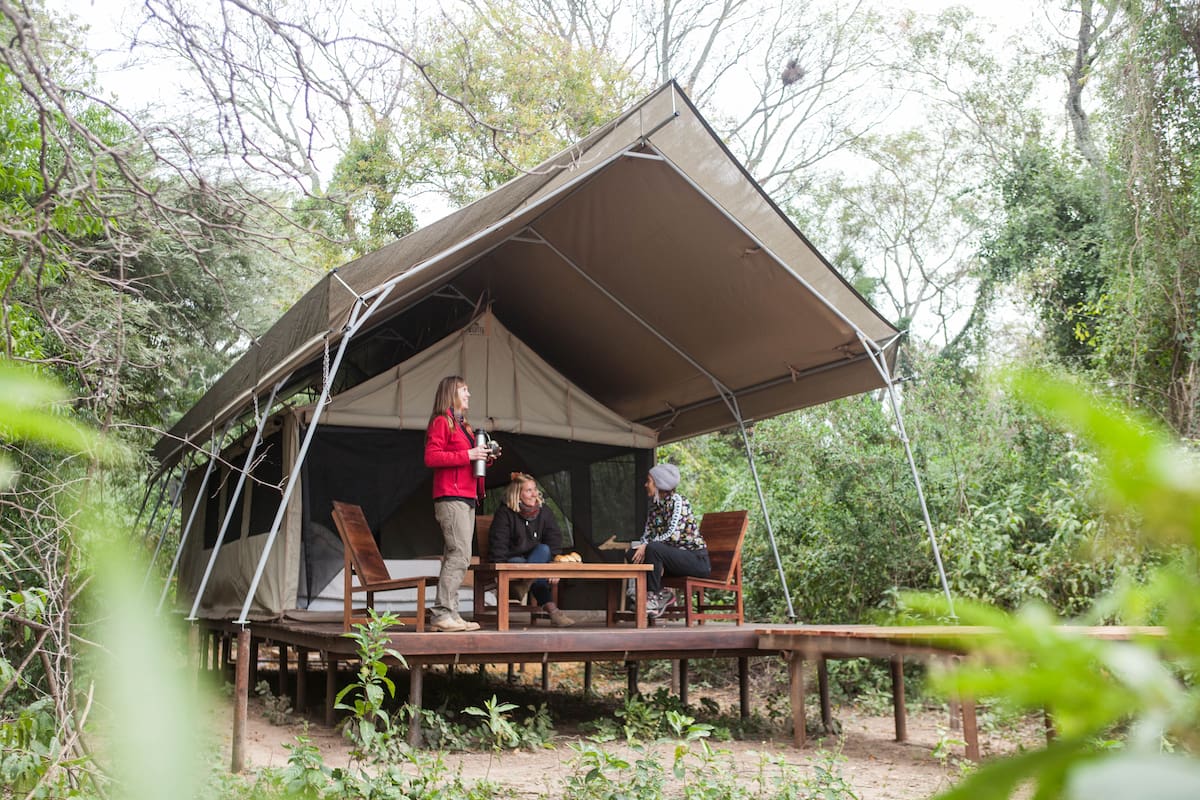 Aperitivo en una de las carpas africanas del glamping Los Palmares.