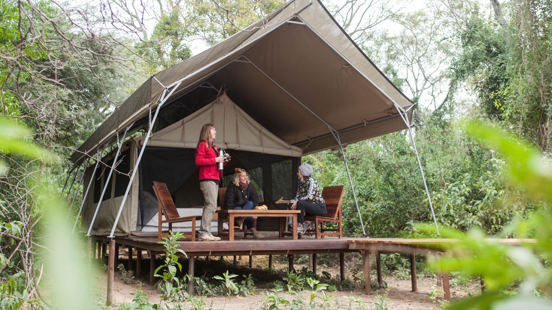 Aperitivo en una de las carpas africanas del glamping Los Palmares.