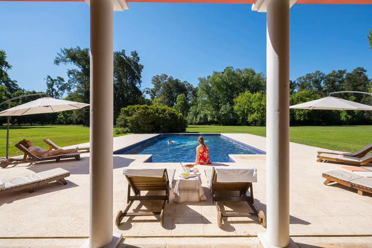 Relax, pileta y una casona de estilo colonial bien cuidada en la estancia La Bandada, en San Miguel del Monte