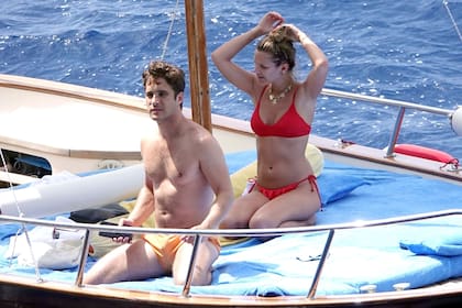 Relax romántico. Diego Boneta, el mes pasado en Capri junto a su novia Mayte Rodríguez