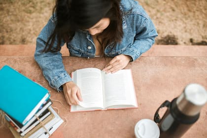 Releer libros activa áreas de memoria y ayuda a recuperar recuerdos emocionales.