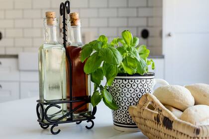 Relegado atrás del aceto, el vinagre de vino puede hacerse en casa y levantar tus comidas