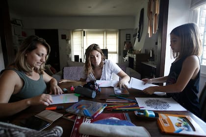 Relevamientos del sector público, privado y de la sociedad civil indican que las desigualdades históricas en la distribución de estas actividades, remuneradas o no, aumentó a partir del aislamiento