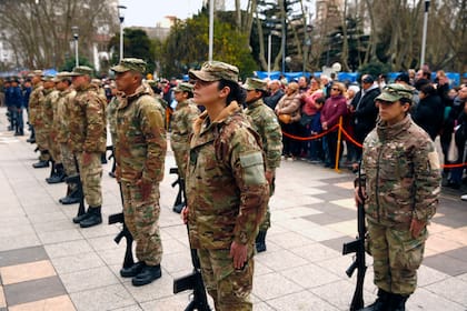 Relevo de Guardia Conjunta frente a la Catedral de Mar del Plata