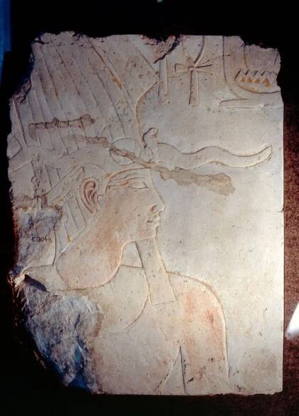 Relieve de Tutmosis II. Lleva la simbólica barba postiza y una complicada corona que incluye la corona atef (generalmente asociada y usada por Osiris), con los cuernos en forma de sacacorchos del dios carnero Khnum y el uraus